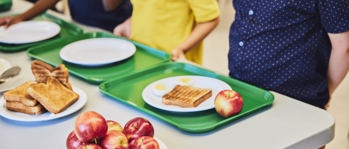 Enfants en ligne pour petits déjeuners